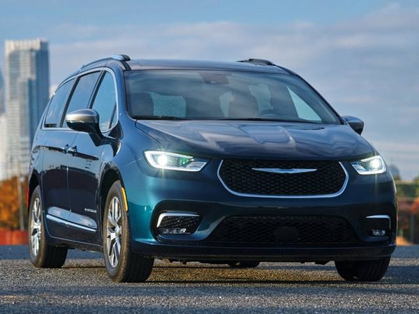 new-2023-chrysler-pacifica-hybrid-touring-l-prices-kelley-blue-book